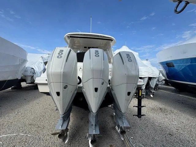 Slide: The Image of Boston Whaler 350 REALM 2021 - 1