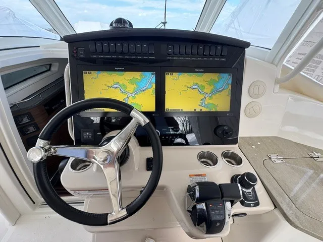 Slide: The Image of Boston Whaler 350 REALM 2021 - 10