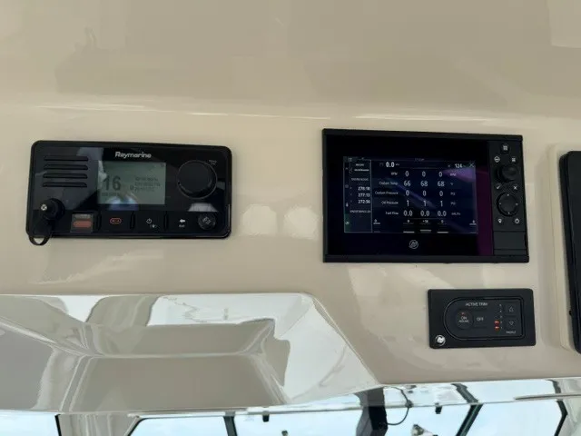 Slide: The Image of Boston Whaler 350 REALM 2021 - 12