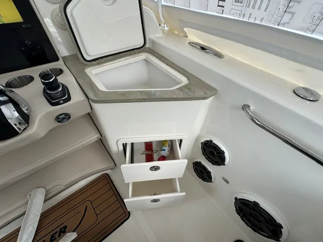 Slide: The Image of Boston Whaler 350 REALM 2021 - 13