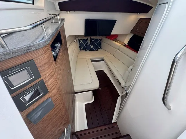 Slide: The Image of Boston Whaler 350 REALM 2021 - 14