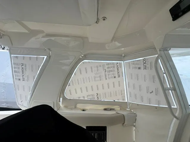 Slide: The Image of Boston Whaler 350 REALM 2021 - 26