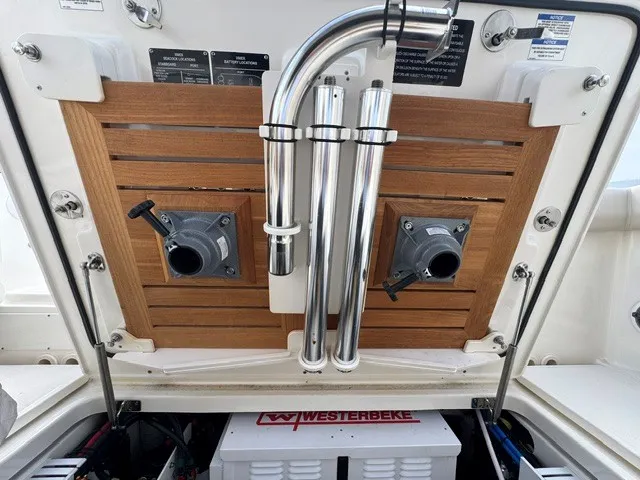 Slide: The Image of Boston Whaler 350 REALM 2021 - 27