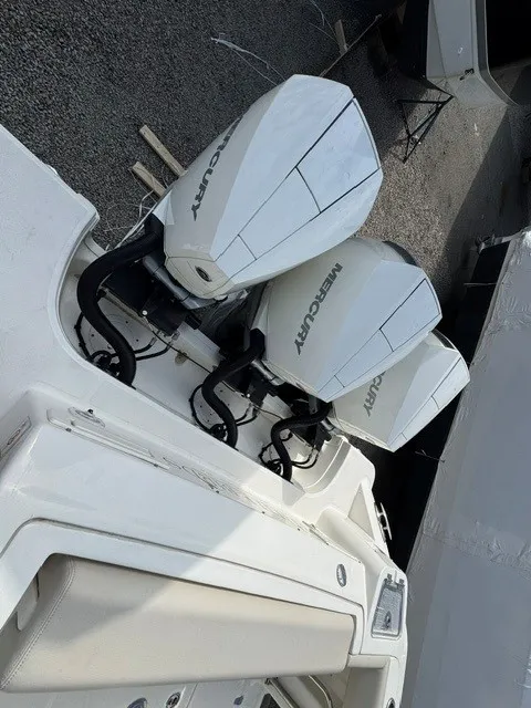 Slide: The Image of Boston Whaler 350 REALM 2021 - 3