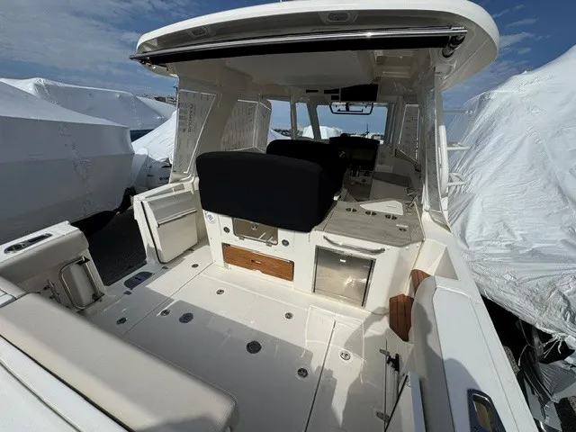 Slide: The Image of Boston Whaler 350 REALM 2021 - 4