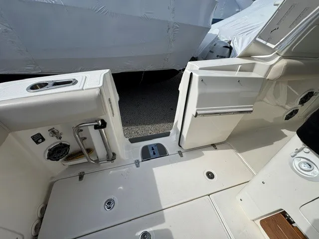 Slide: The Image of Boston Whaler 350 REALM 2021 - 5