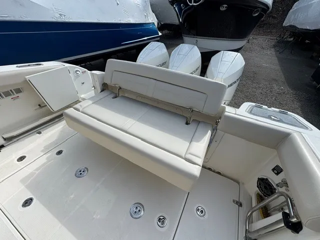 Slide: The Image of Boston Whaler 350 REALM 2021 - 6