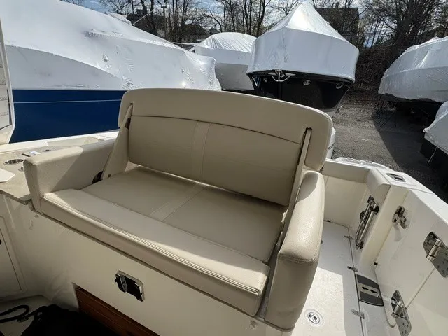 Slide: The Image of Boston Whaler 350 REALM 2021 - 7