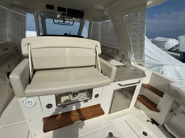 Slide: The Image of Boston Whaler 350 REALM 2021 - 8