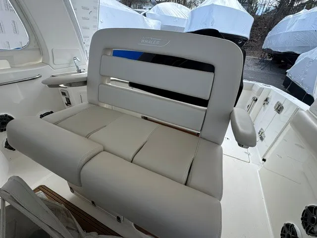 Slide: The Image of Boston Whaler 350 REALM 2021 - 9