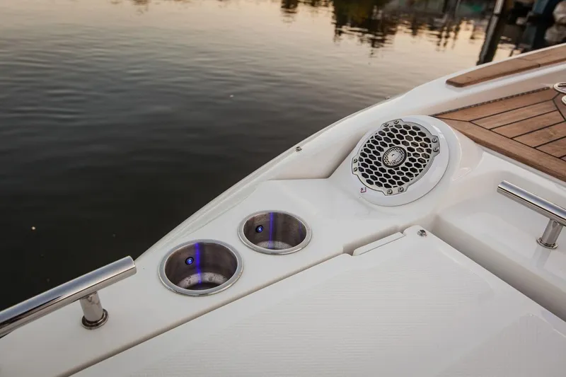 Slide: The Image of Sea Ray 350 SLX 2016 - 24