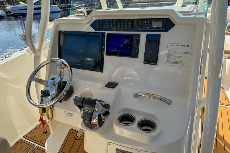 Slide: The Image of Sailfish 320 CC 2018 - 11