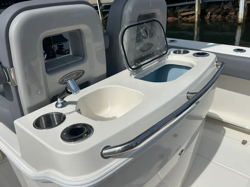 Slide: The Image of Boston Whaler 280 Outrage 2026 - 16