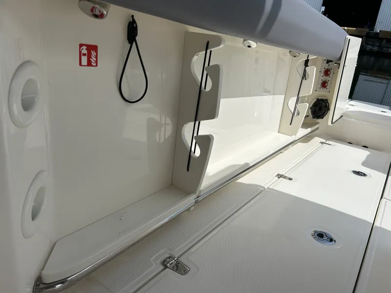 Slide: The Image of Boston Whaler 280 Outrage 2026 - 18