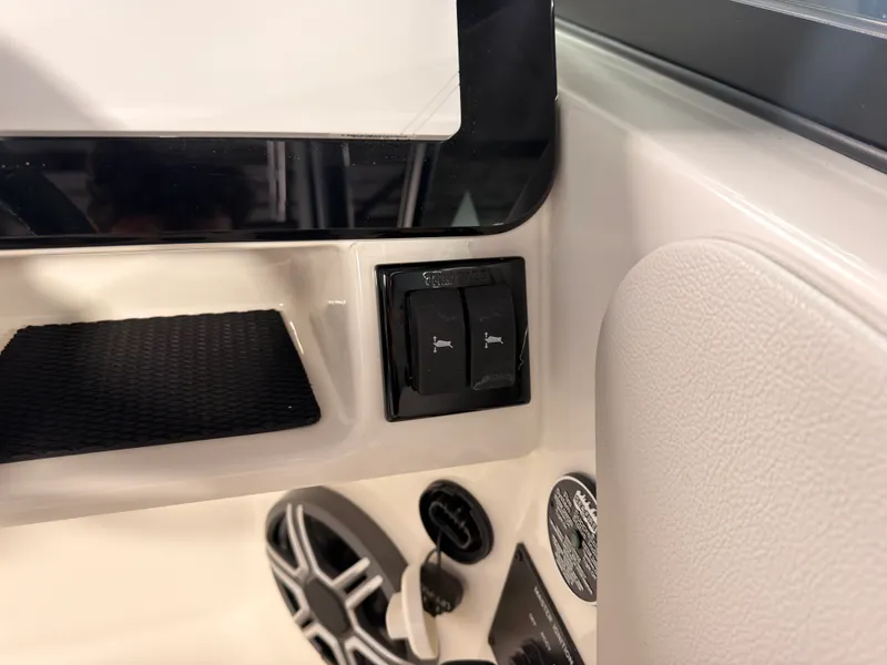 Slide: The Image of Sea Ray SDX 230 Surf 2026 - 32