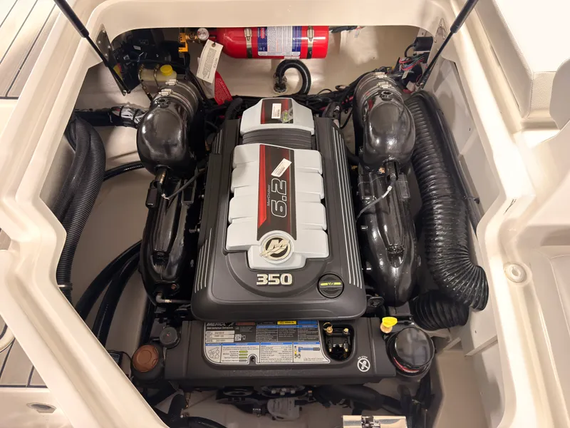 Slide: The Image of Sea Ray SDX 230 Surf 2026 - 17