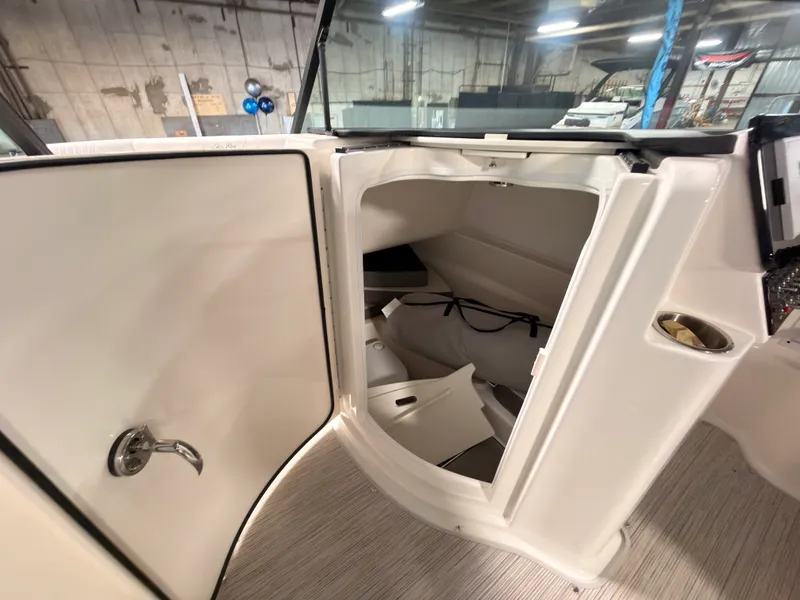 Slide: The Image of Sea Ray SDX 230 Surf 2026 - 39