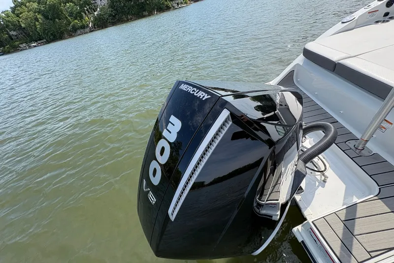 Slide: The Image of Sea Ray SDX 250 Outboard 2026 - 10