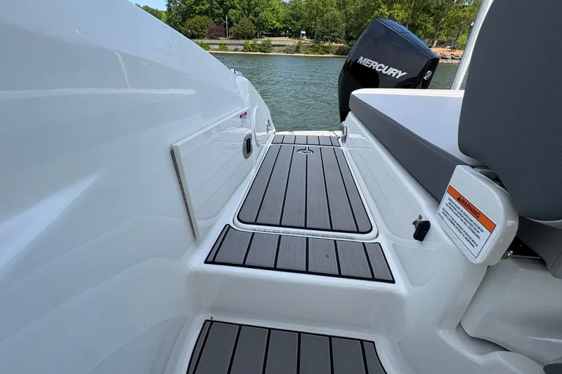 Slide: The Image of Sea Ray SDX 250 Outboard 2026 - 13