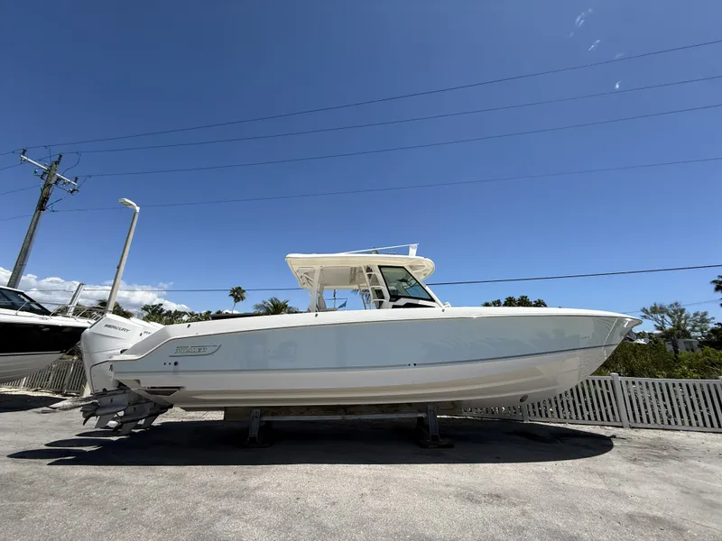 The Image of Boston Whaler 380 Outrage 2026 - 0