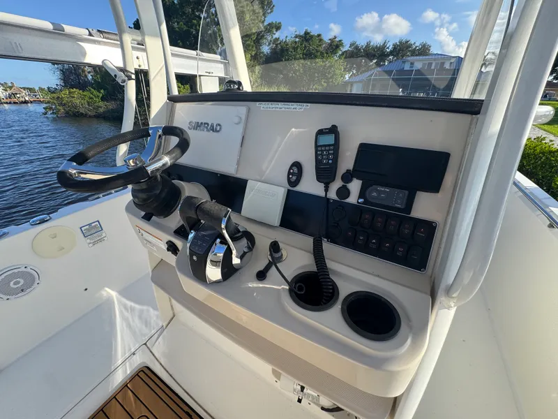 Slide: The Image of Boston Whaler 270 DAUNTLESS 2018 - 24