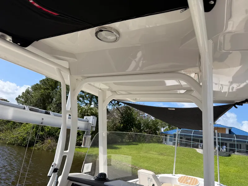 Slide: The Image of Boston Whaler 270 DAUNTLESS 2018 - 10