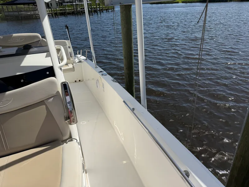 Slide: The Image of Boston Whaler 270 DAUNTLESS 2018 - 13