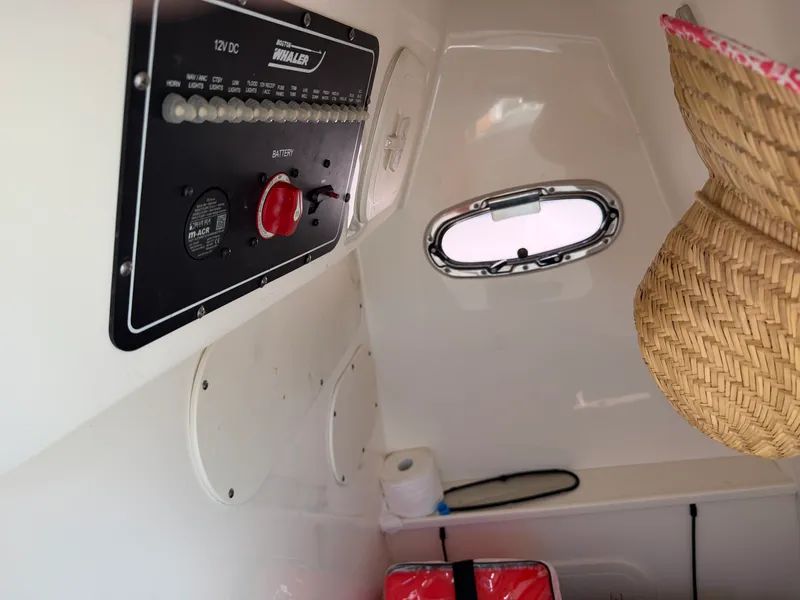 Slide: The Image of Boston Whaler 270 DAUNTLESS 2018 - 18