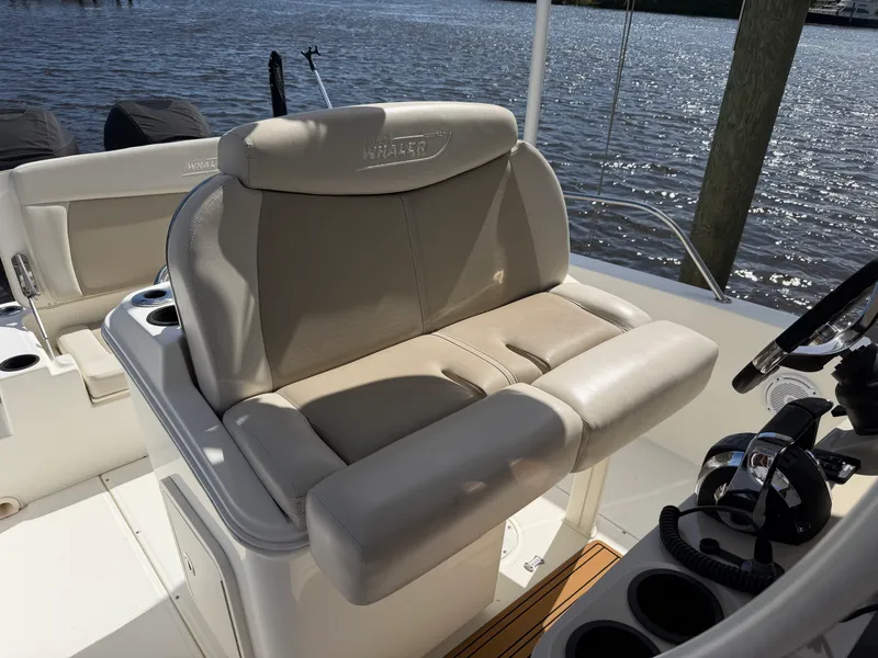 Slide: The Image of Boston Whaler 270 DAUNTLESS 2018 - 5