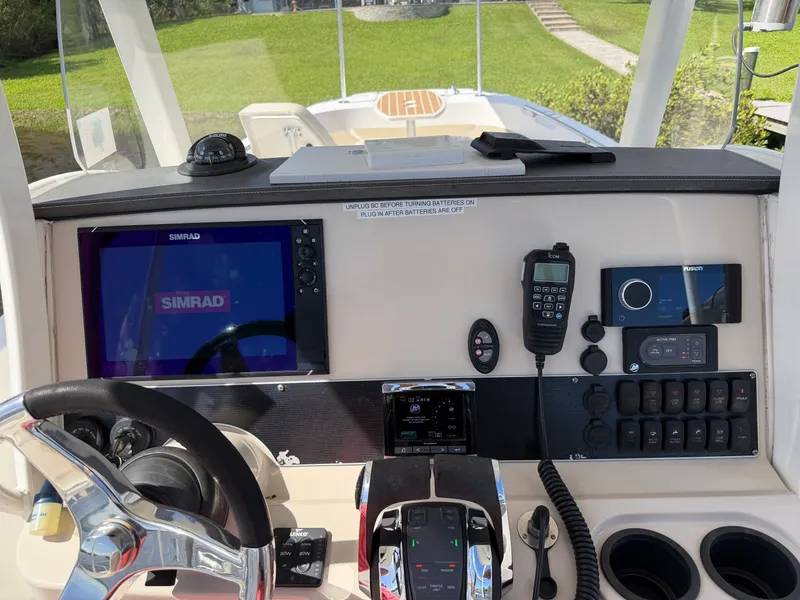 Slide: The Image of Boston Whaler 270 DAUNTLESS 2018 - 6