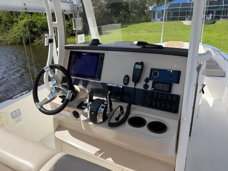 Slide: The Image of Boston Whaler 270 DAUNTLESS 2018 - 7