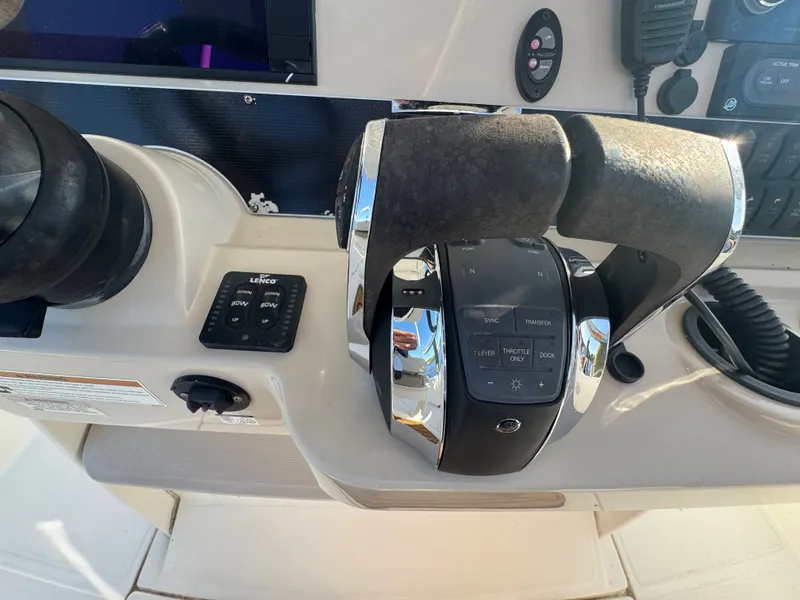 Slide: The Image of Boston Whaler 270 DAUNTLESS 2018 - 27