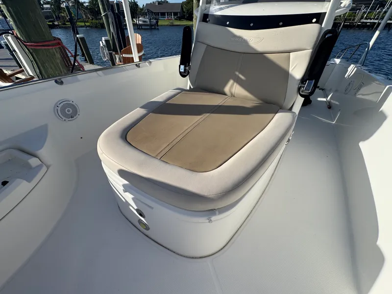 Slide: The Image of Boston Whaler 270 DAUNTLESS 2018 - 33