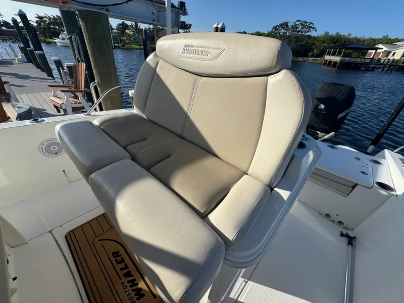 Slide: The Image of Boston Whaler 270 DAUNTLESS 2018 - 19