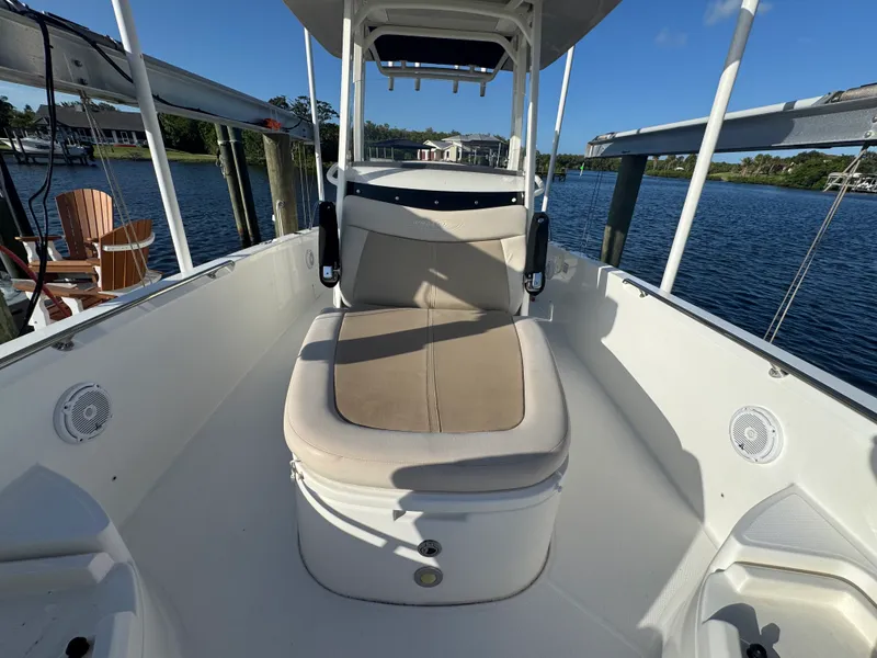 Slide: The Image of Boston Whaler 270 DAUNTLESS 2018 - 34