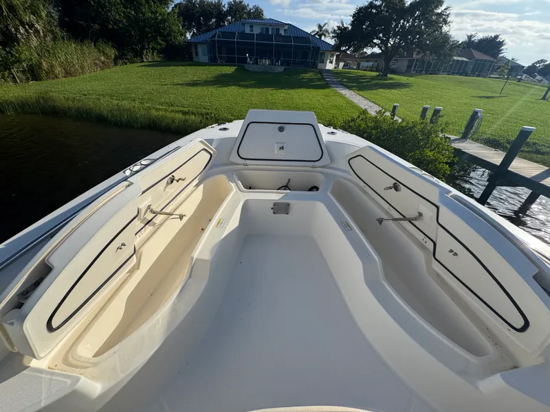 Slide: The Image of Boston Whaler 270 DAUNTLESS 2018 - 36