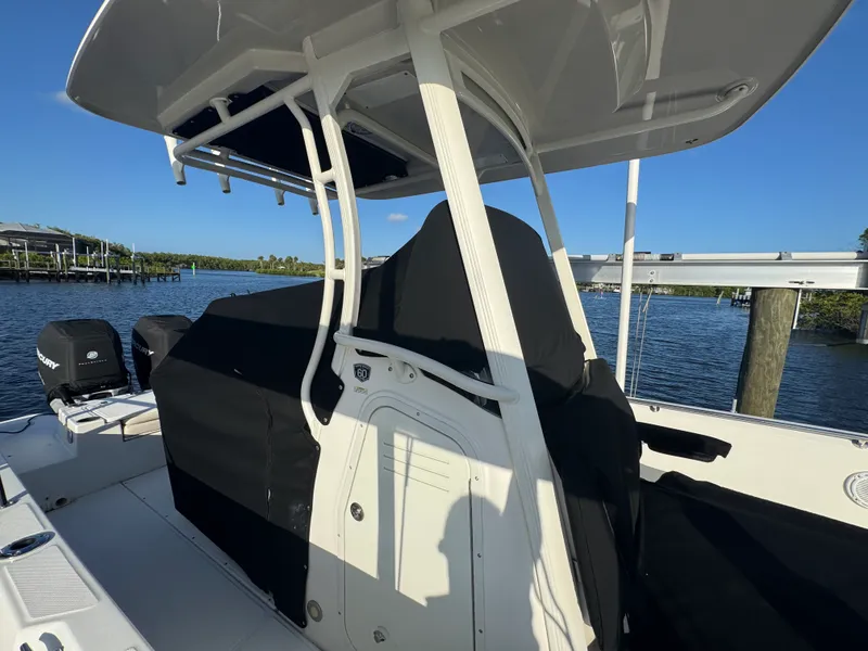 Slide: The Image of Boston Whaler 270 DAUNTLESS 2018 - 37