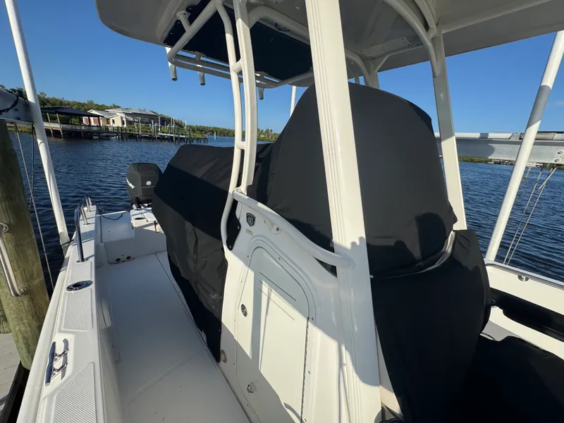 Slide: The Image of Boston Whaler 270 DAUNTLESS 2018 - 15