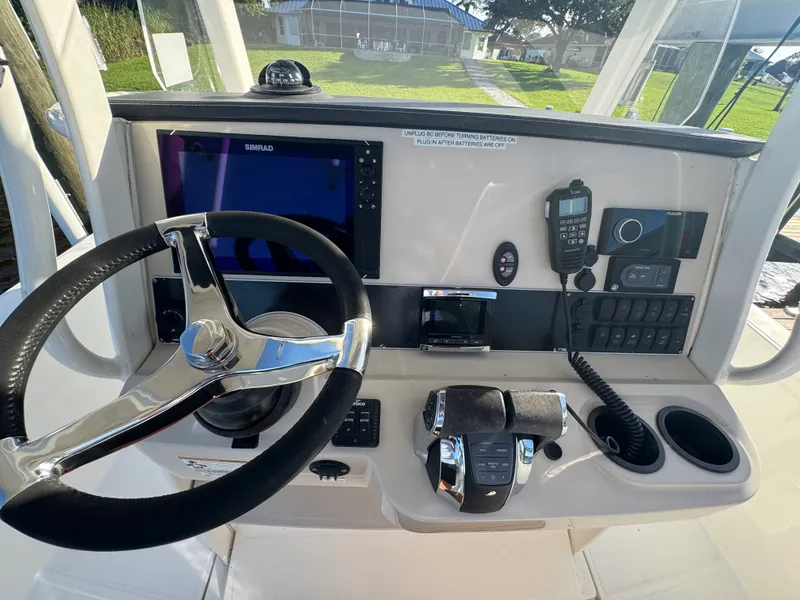 Slide: The Image of Boston Whaler 270 DAUNTLESS 2018 - 25