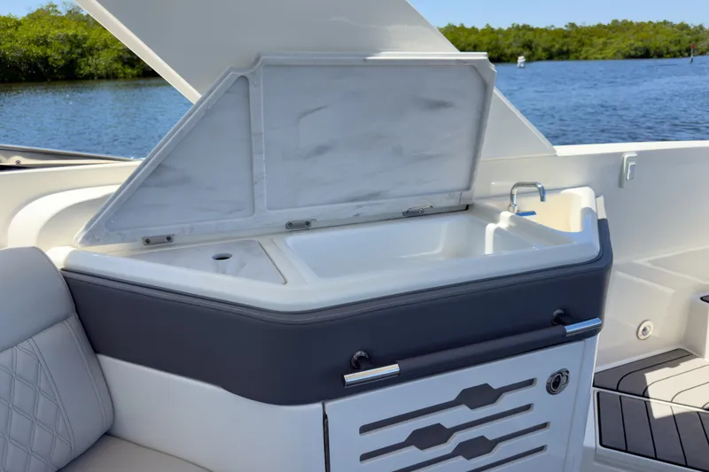 Slide: The Image of Sea Ray SLX 310 Outboard 2023 - 10