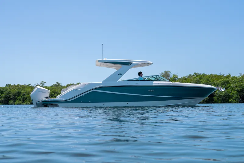 Slide: The Image of Sea Ray SLX 310 Outboard 2023 - 32