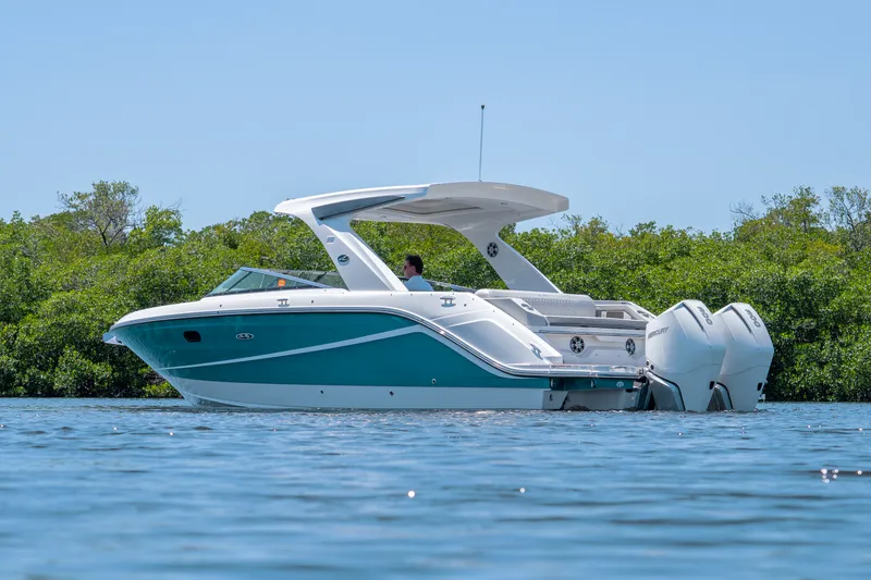 Slide: The Image of Sea Ray SLX 310 Outboard 2023 - 35