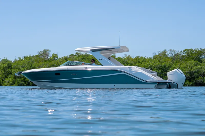 Slide: The Image of Sea Ray SLX 310 Outboard 2023 - 36