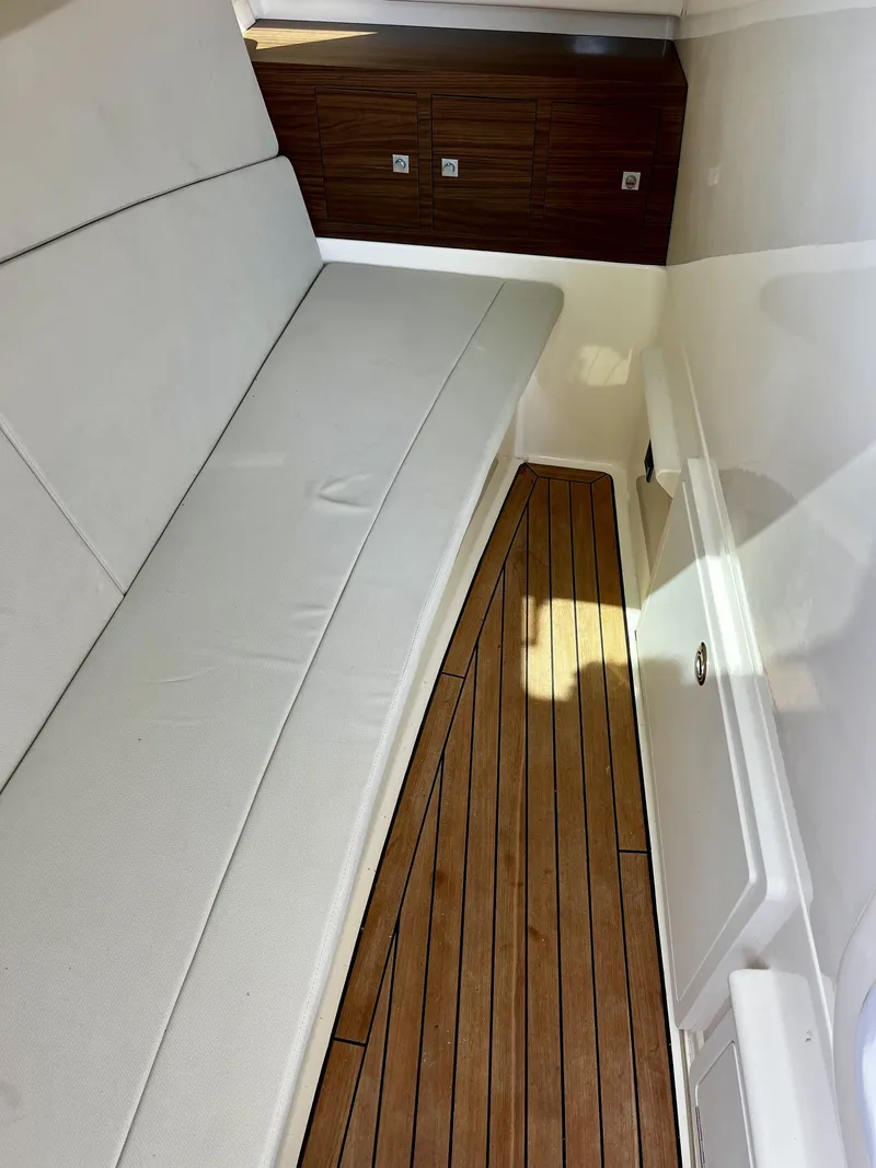 Slide: The Image of Boston Whaler 320 VANTAGE 2019 - 17