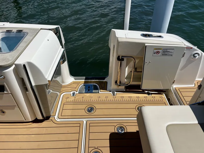Slide: The Image of Boston Whaler 320 VANTAGE 2019 - 20