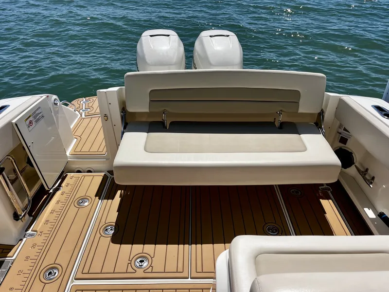 Slide: The Image of Boston Whaler 320 VANTAGE 2019 - 21