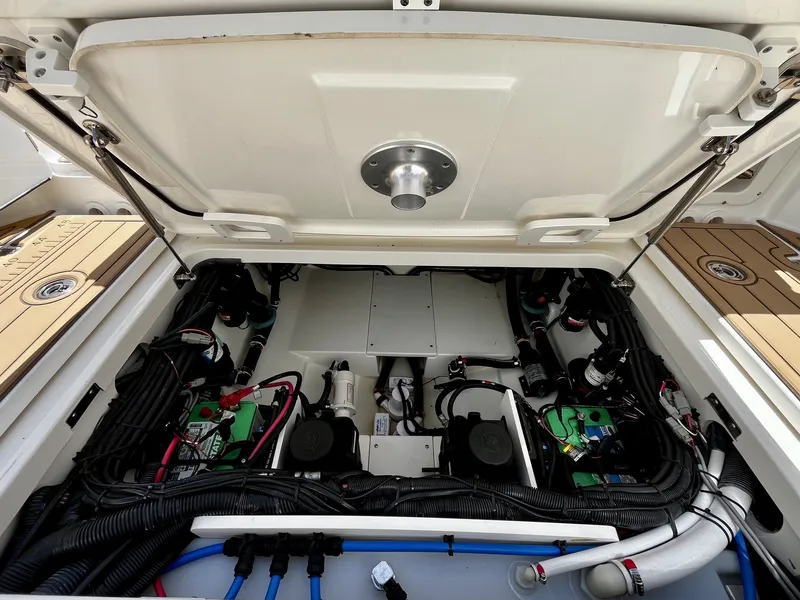 Slide: The Image of Boston Whaler 320 VANTAGE 2019 - 23