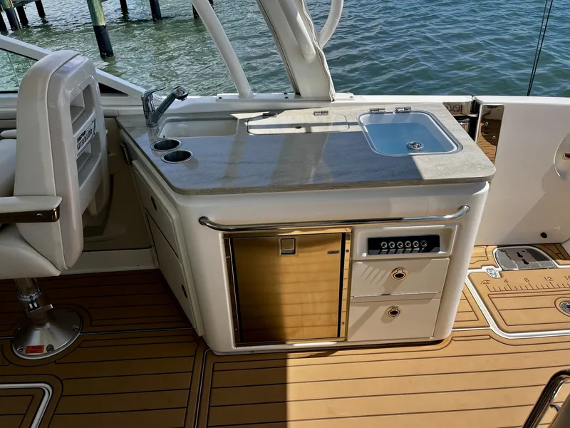 Slide: The Image of Boston Whaler 320 VANTAGE 2019 - 19