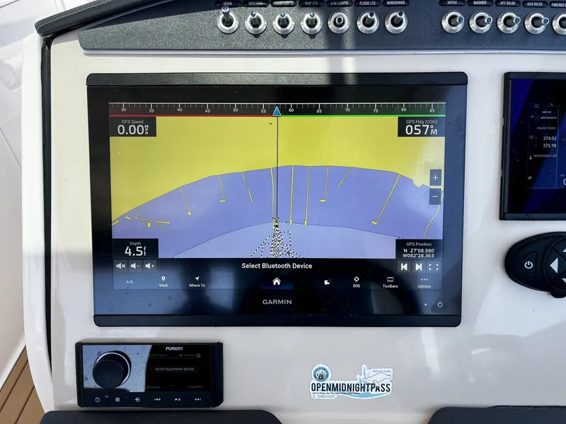 Slide: The Image of Boston Whaler 320 VANTAGE 2019 - 13
