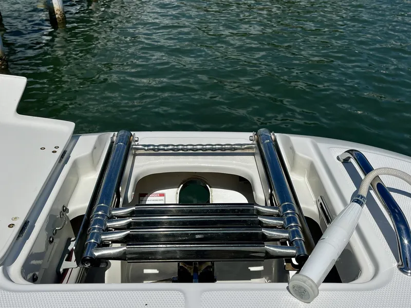 Slide: The Image of Boston Whaler 320 VANTAGE 2019 - 22